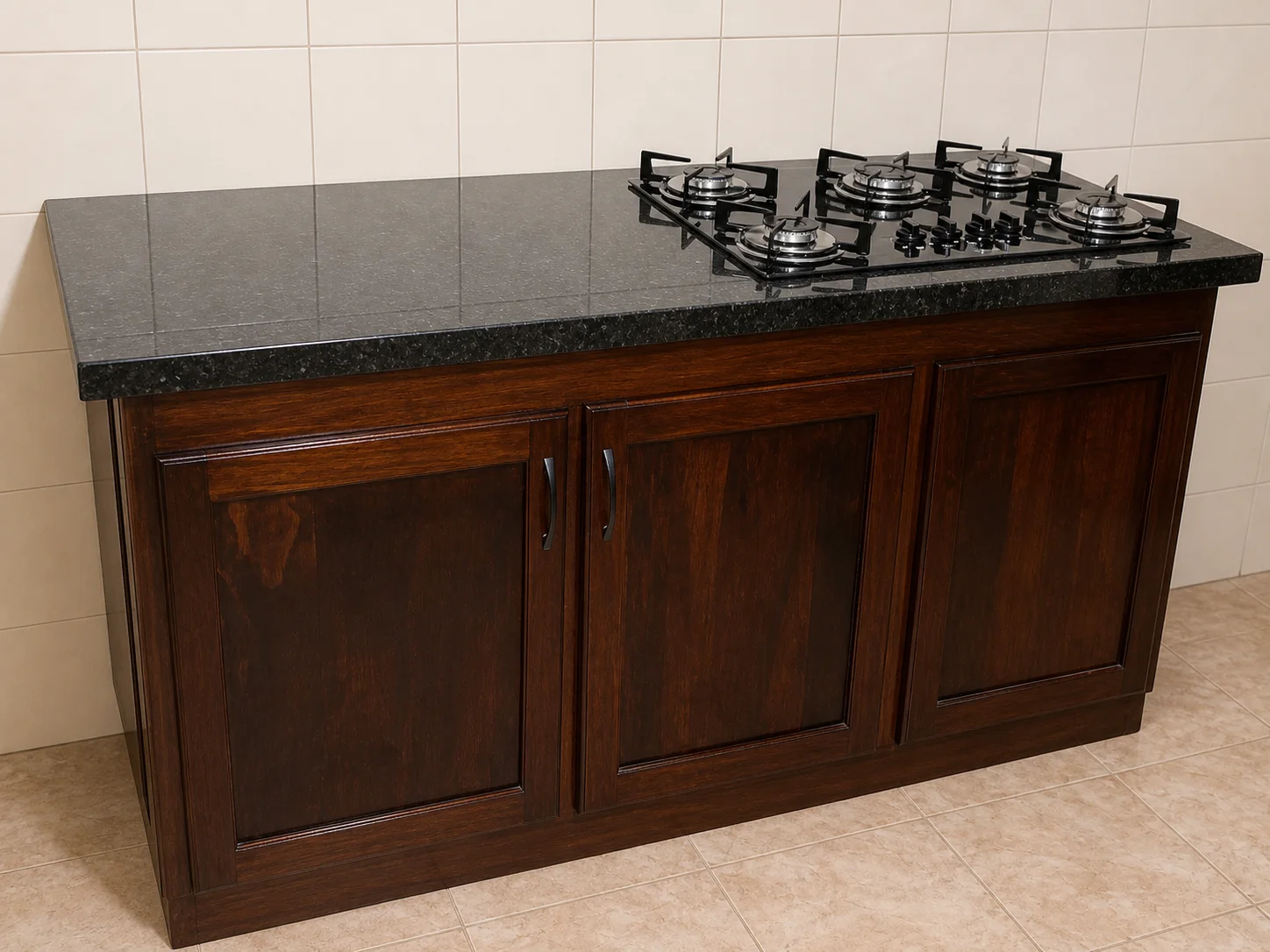 Bancada de cozinha com cooktop, granito preto e portas de madeira escura