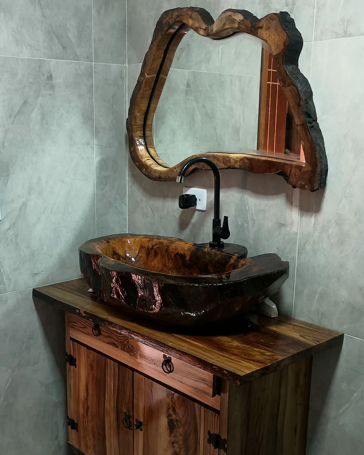 Lavabo com móvel, cuba e espelho de madeira maciça com bordas orgânicas