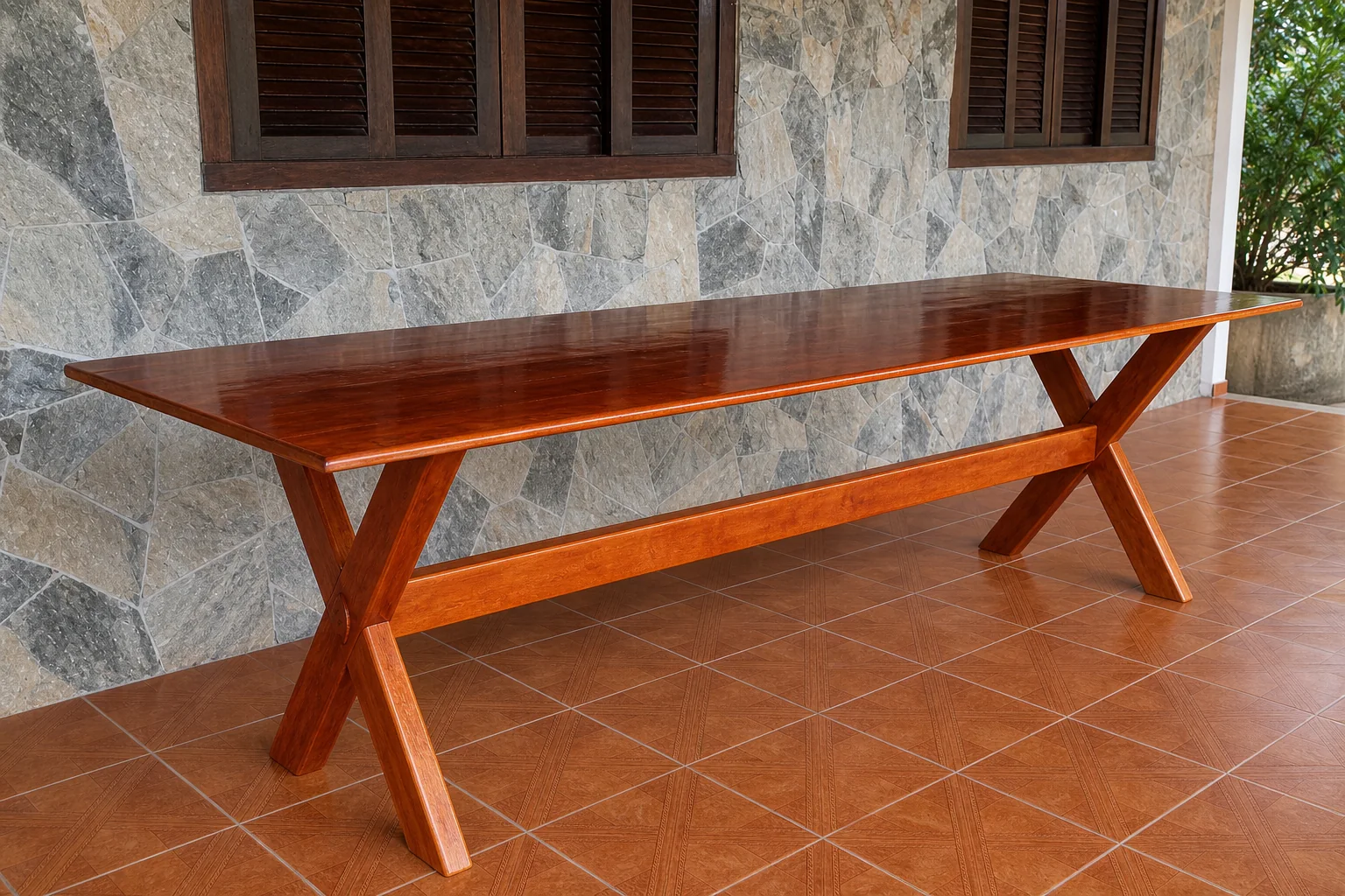 Mesa retangular longa em madeira avermelhada com pés cruzados